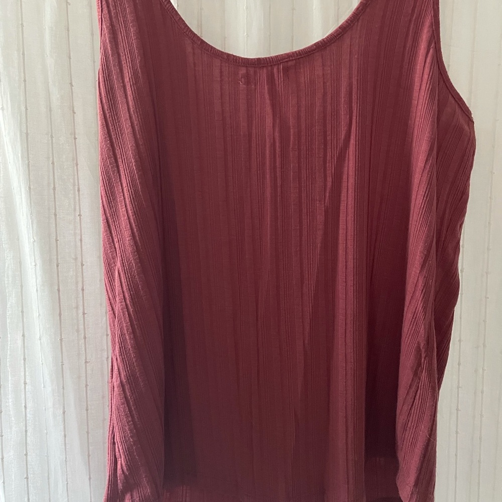 A pink basic tank - Picture 2 of 2